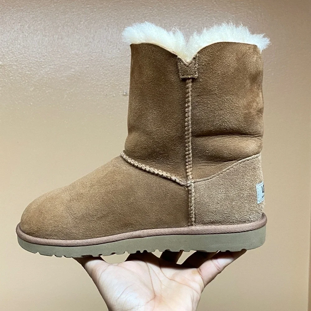 UGG Bailey Button II Women’s Suede Boots “Chesnut” Size 5